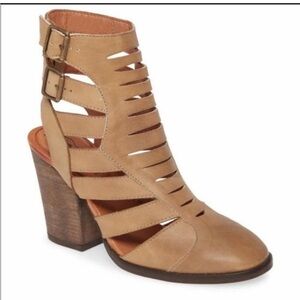 Free People Hayes Heel Tan Leather Ankle Cutout Boots
Free People. NWT